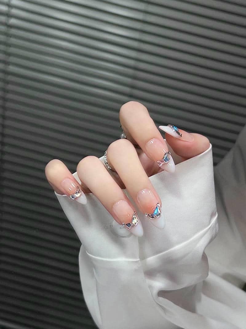 nail trắng nhọn