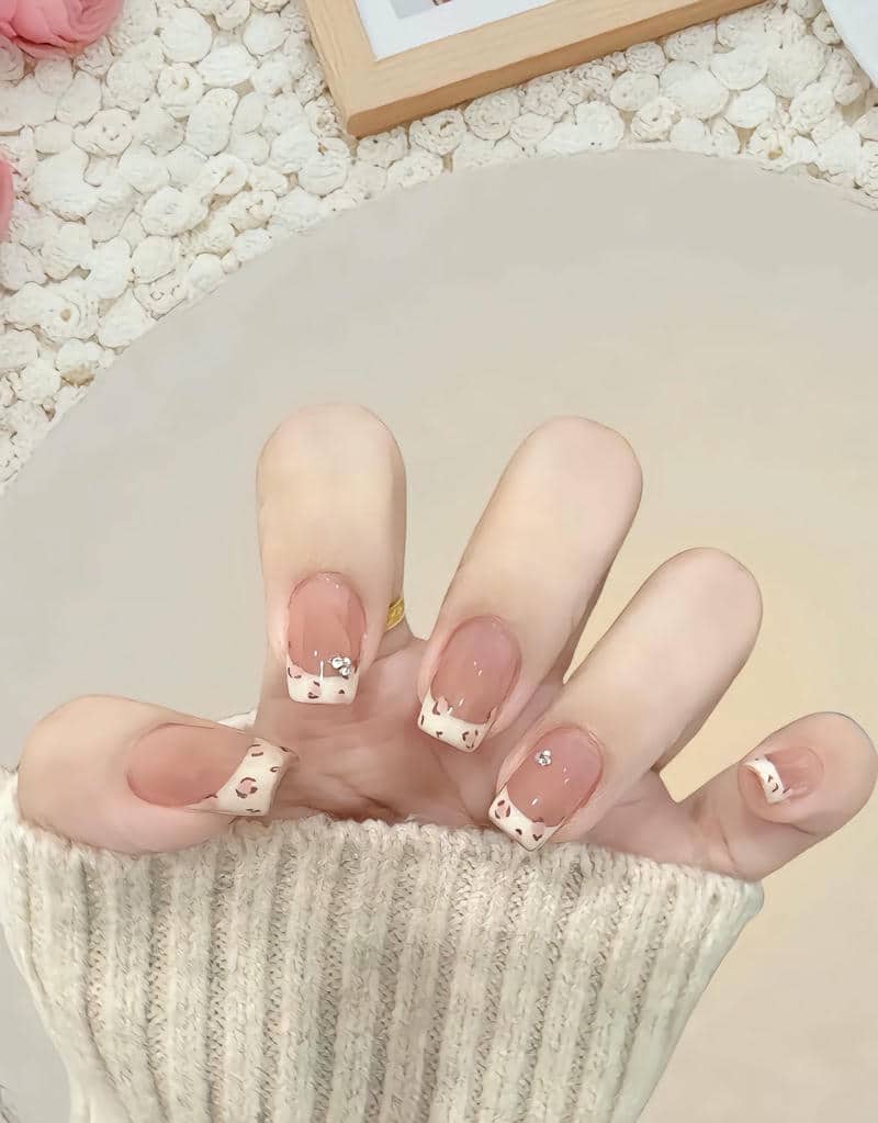 nail vuông trắng