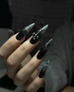nail đen cá tính