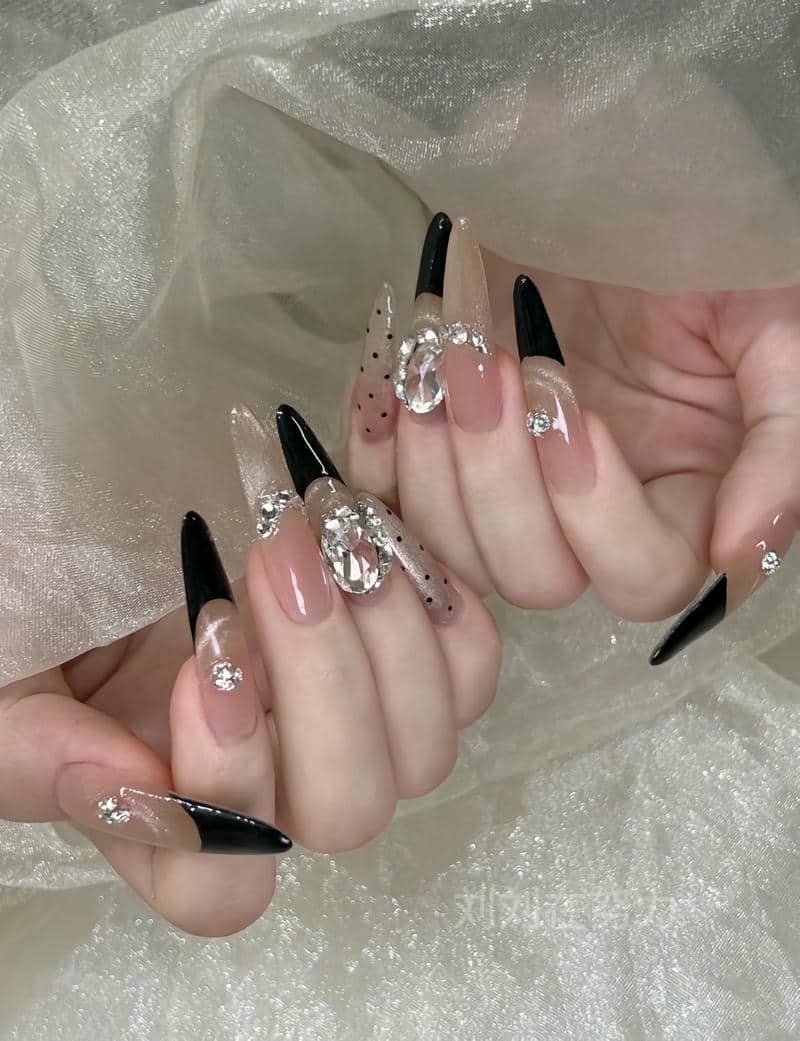 nail đen đính đá