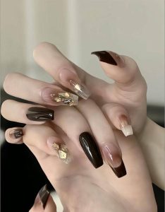 nail màu nâu đính đá