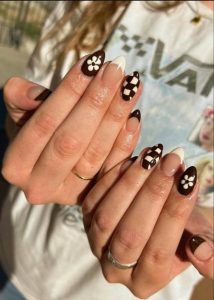 nail màu nâu trắng